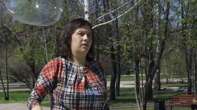 Мыльные пузыри на улице ракетки большие пузыри надуваем мыльный дождик смотреть онлайн
