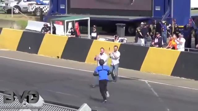 CRAZY MAN JUMPS OVER SPEEDING LAMBORGHINI смотреть онлайн