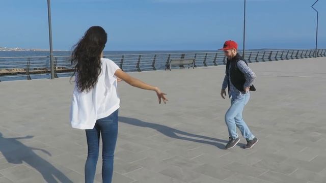 Красивая Девушка Танцует С Парнями 2018 Новая Чеченская Лезгинка (Белый Город) смотреть онлайн