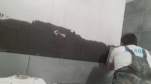 Укладка керамогранита 30×60 см на стены в санузле