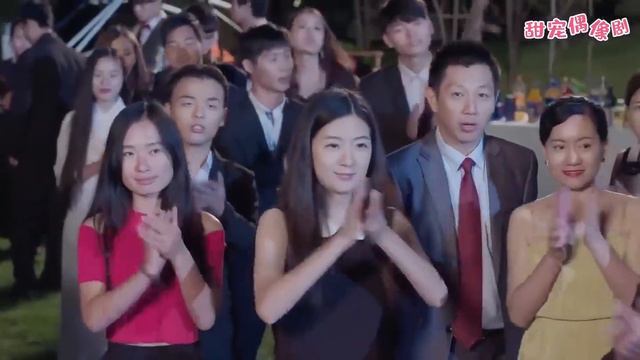 心機女炫耀與霸道總裁訂婚，哪料總裁公主抱灰姑娘當場表白，氣得她直跺腳！ смотреть онлайн