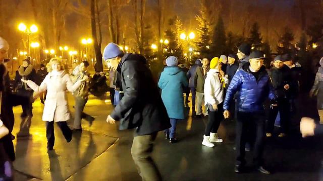 ПУСТЬ СДОХНУТ ТЕ, КТО НАС НЕ ЗАХОТЕЛ!🙂👍/ВЕСЁЛЫЕ ТАНЦЫ В ПАРКЕ ГОРЬКОГО ХАРЬКОВ НОЯБРЬ 2021 смотреть онлайн