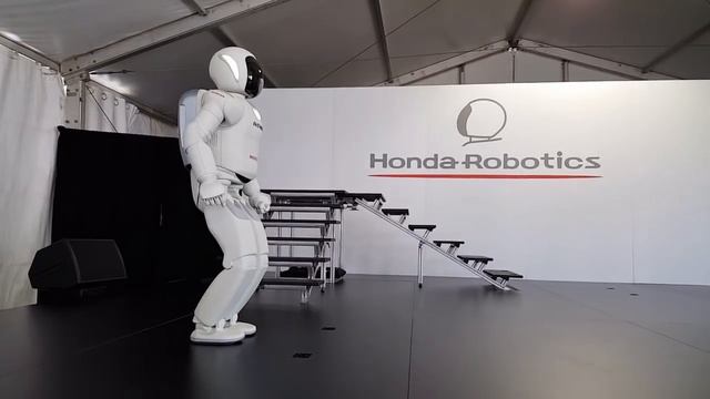 Honda's Asimo 2017 demo at Barber Motorsports Park смотреть онлайн