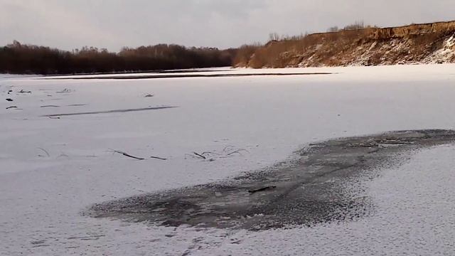 Закидуха с налимом, вмерзла в лёд. смотреть онлайн