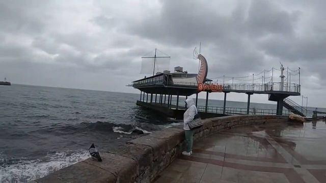 В Ялте сейчас снег! Стрим с набережной смотреть онлайн