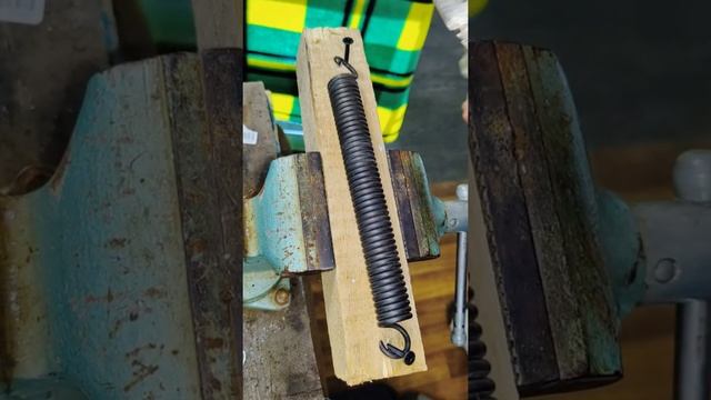 Как удобно натянуть пружину ?) Показываю как это сделать проволокой) #shorts смотреть онлайн