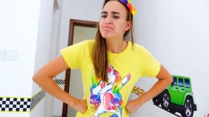 Игрушки прилипли к маминому лицу / Влад и Никита