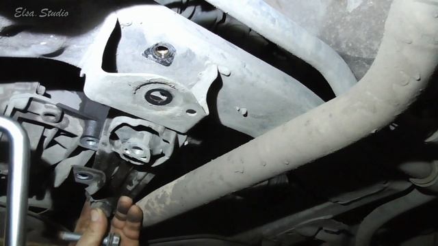 Замена нижней подушки двигателя (гитары) Dacia Logan Renault Logan смотреть онлайн