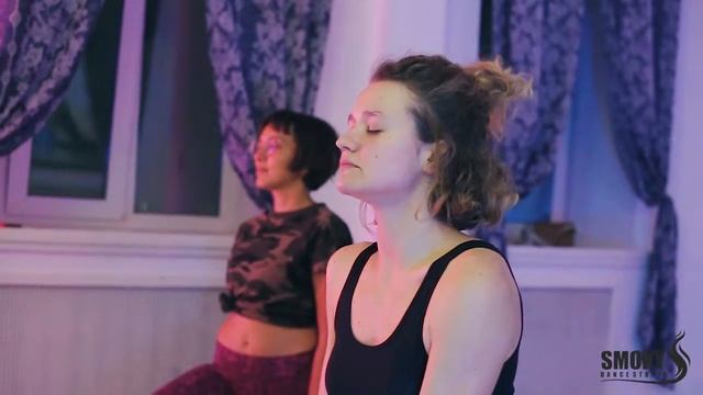 STRETCHING В SMOKY STUDIO | KRIS KRAVTSOVA смотреть онлайн