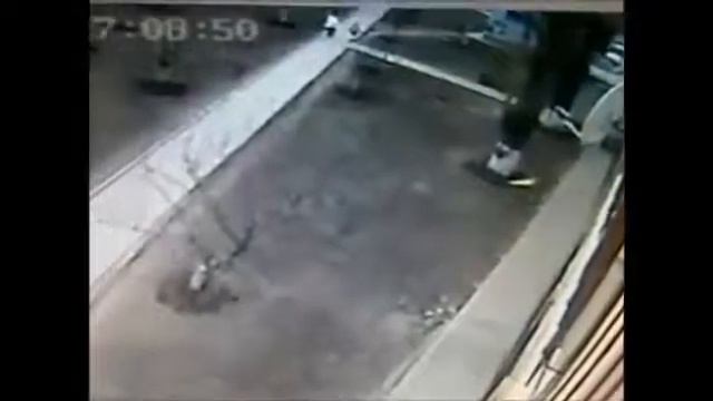 Маленький корабль НЛО попал на камеру наблюдения! смотреть онлайн