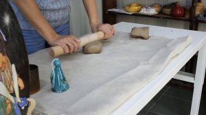 Как раскатать пласт и подготовить глину для работы.