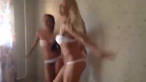 Чем занимаются девушки когда остаются одни Когда они дома одни