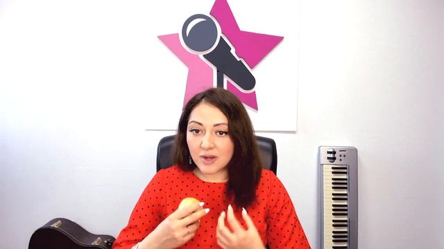 Как убрать зажимы в голосе и в горле. Техника "Яблоко". Уроки вокала и постановка голоса. смотреть онлайн