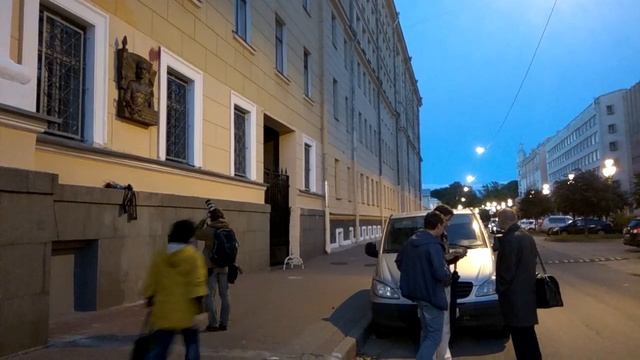 В Петербурге облили краской доску Маннергейму смотреть онлайн