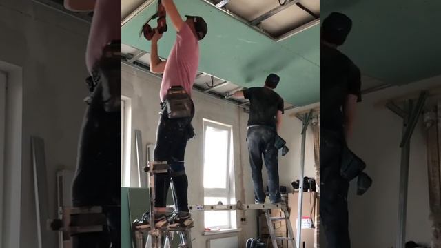 Монтаж гипсокартона на строительных ходулях STILTS.RU смотреть онлайн