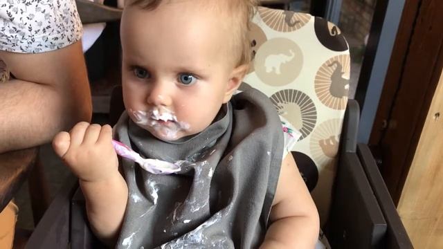 Ангелина в ресторане Мамой клянусь ест йогурт сама согласно этикету, 11 месяцев замазура Baby 11 mo смотреть онлайн