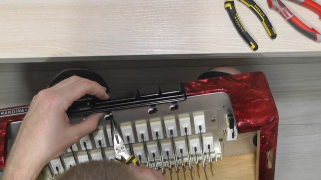 Трудовые будни / Ремонт Баяна "Weltmeister Grandina" смотреть онлайн