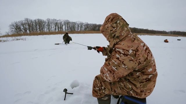 Окунь на балансир и щука на жерлицы.Первый день весны на зимней рыбалке. смотреть онлайн