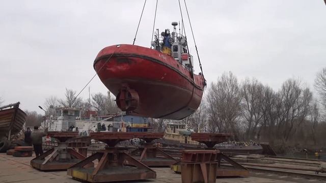 Подъем на берег буксира "АЛЫЙ" смотреть онлайн