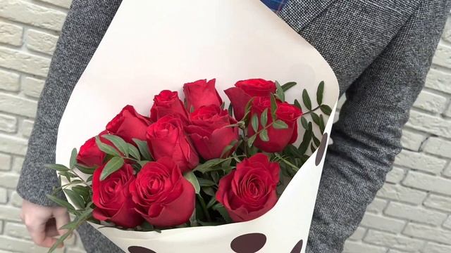 Доставка цветов в Волгограде - Букет из 11 красных роз с зеленью «Sea» смотреть онлайн