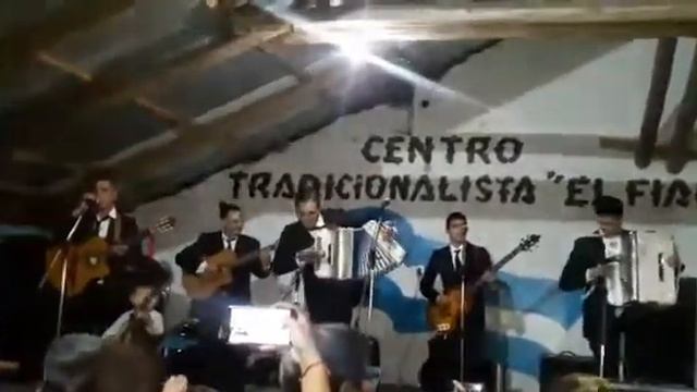 Mauri y Simón Merlo. Me están marcando de cerca смотреть онлайн