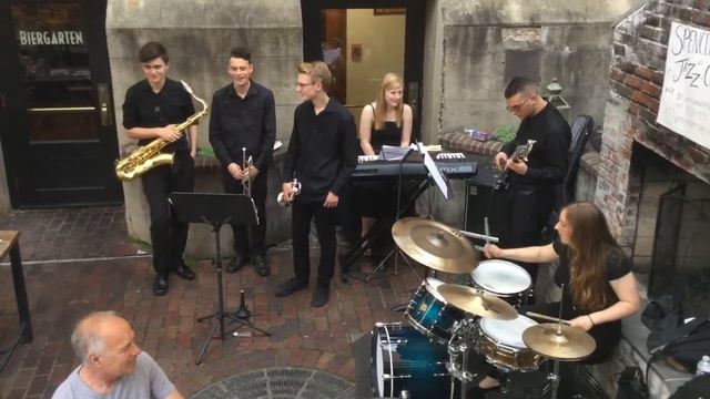 Strasbourg/St. Denis - SHS Jazz Combo (Trumpet solo into Drumbreak) смотреть онлайн