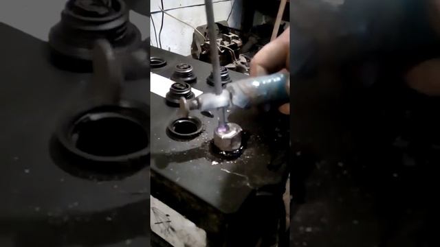 Как варят/паяют/плавят Свинец смотреть онлайн