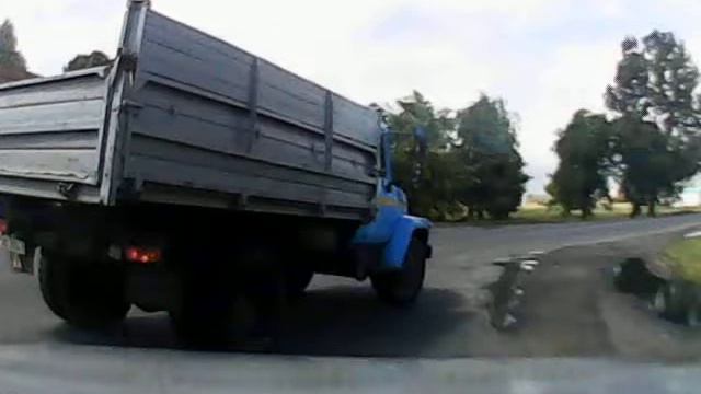 Учебный Газон поворачивает на перекрёстке смотреть онлайн