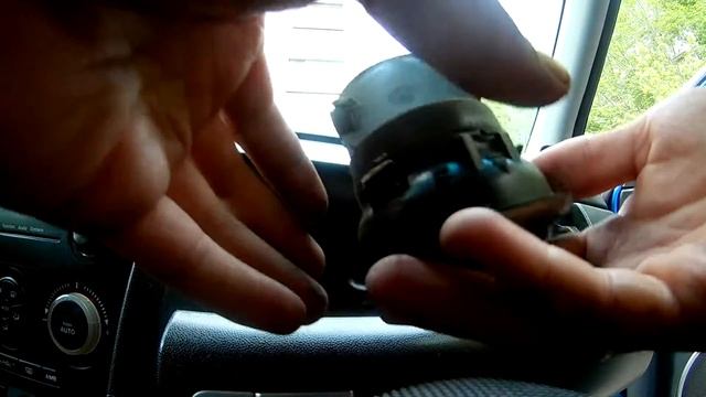 снимаем закрывашку воздуховода (мазда 3) смотреть онлайн