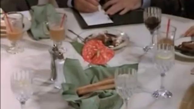 Friends - Everyone orders in the restaurant смотреть онлайн