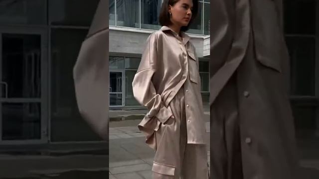 РУБАШКА ОБЬЕМНАЯ ИЗ АТЛАСА и БРЮКИ АТЛАСНЫЕ ШИРОКИЕ OUT OF OFFICE BEIGE смотреть онлайн