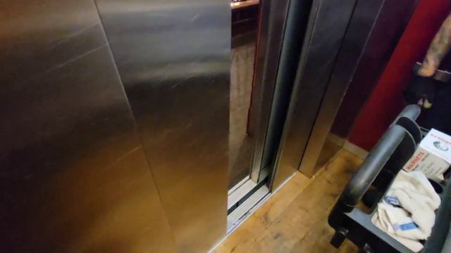 Weird Mitsubishi Hydraulic Elevator @ Carmine's, Forum Shops, Las Vegas, NV смотреть онлайн