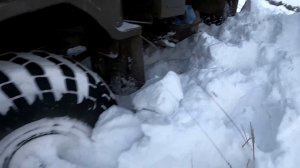 ГАЗ 66 двигатель Д 245 по глубокому снегу. В снежной ловушке.