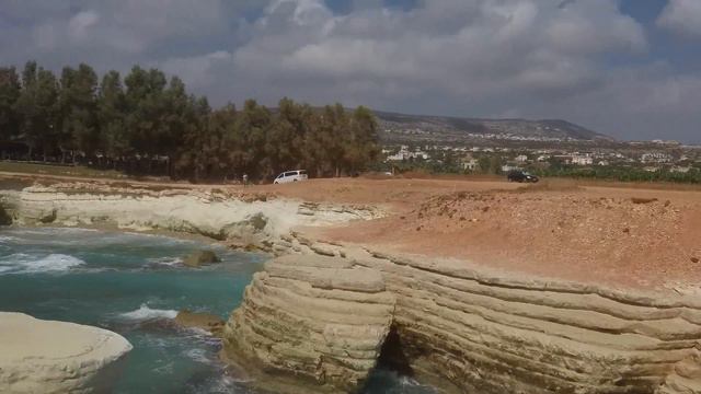 Flying a XIAOMI FIMI X8 SE drone over the shipwreck смотреть онлайн