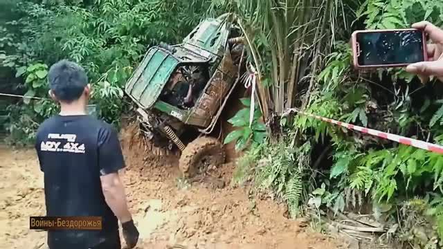 Успешный и неуспешный подъем на холм SUZUKI SAMURAI 4x4. смотреть онлайн