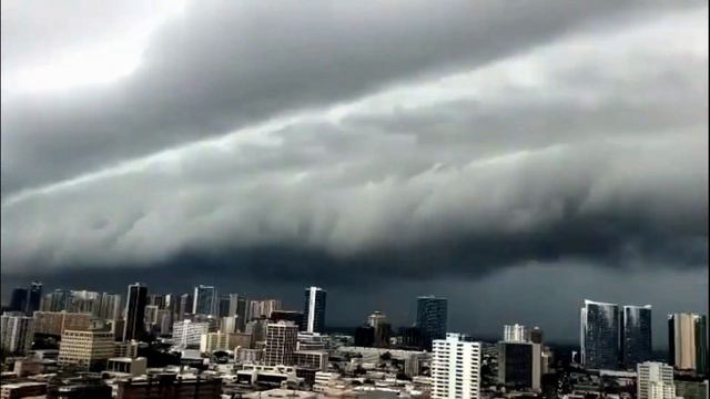 Чёрные тучи вызвали лютый страх у жителей Гонолулу на Гавайях 4 декабря смотреть онлайн