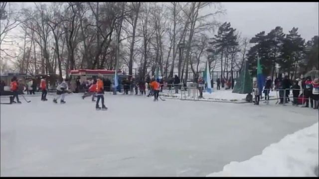 Хоккейный матч на открытом катке в Хабаровске смотреть онлайн