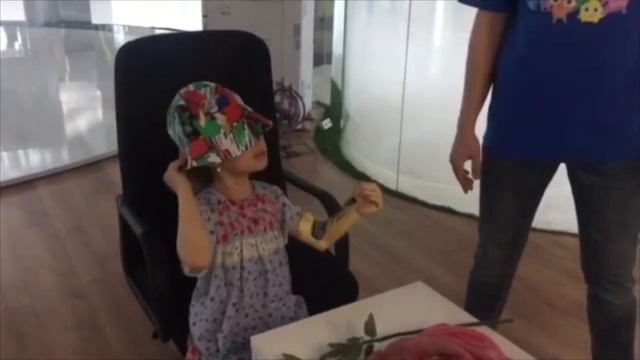 Алина и ее активный протез предплечья "КИБИ" смотреть онлайн