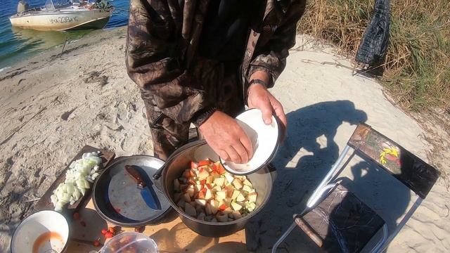 КУХНЯ ОХОТНИКА. ЖАРКОЕ из УТКИ на КОСТРЕ. смотреть онлайн