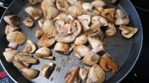 Утка с грибами в горшочке. домашний рецепт сливочной уточки.