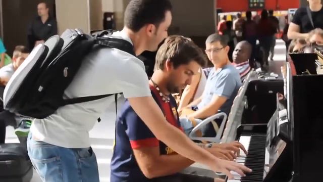 Piano at Train Station - Titanic, Intouchables and Braveheart Theme смотреть онлайн