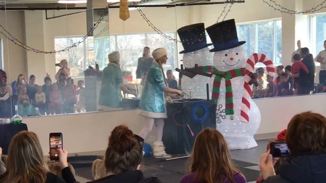 Канада. Новогодний утренник. Шоу мыльных пузырей смотреть онлайн