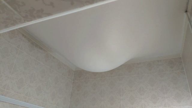Ванна, потолок принял 130 л. воды!!! Шок. Потолок спас соседей от потопа. Качественный потолок! смотреть онлайн