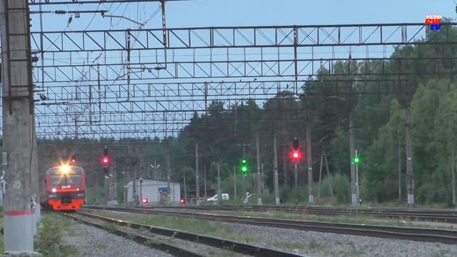 Электропоезда ЭТ2М-138 и ЭД4М-0412 на станции Вырица | ET2M-138 and ED4M-0412, Vyritsa station смотреть онлайн