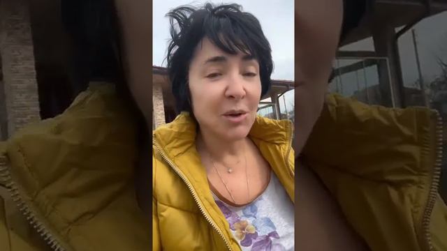 Лолита улетела в Болгарию где у нее есть свой дом и занялась садоводством смотреть онлайн