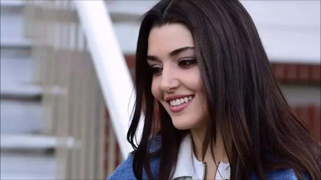 Hande Erçel: una star all'estero, in Turchia i dibattiti non finiscono mai! смотреть онлайн