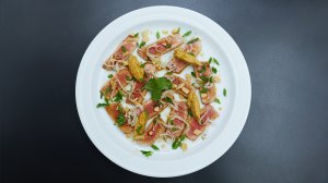 Татаки из тунца с васаби кремом и маринованным дайконом