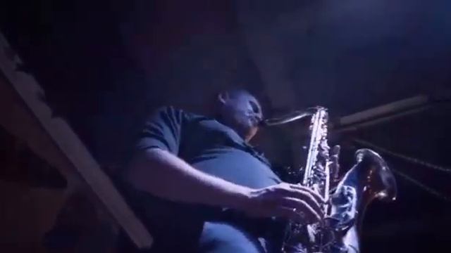 Саксофонист Иван от агентства FLASH смотреть онлайн