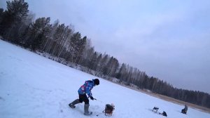 Школьные соревнования по зимней рыбалке. Юные рыболовы. Дети на рыбалке.