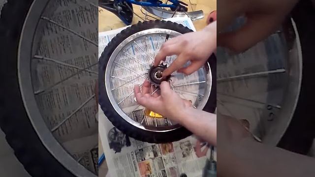 Сборка китайской задней втулки велосипедного колеса, одна звездочка и тормоз.